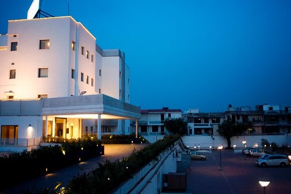 Hotel Vibe By The Lalit Traveller Sector 35 Faridabad Escorts Service